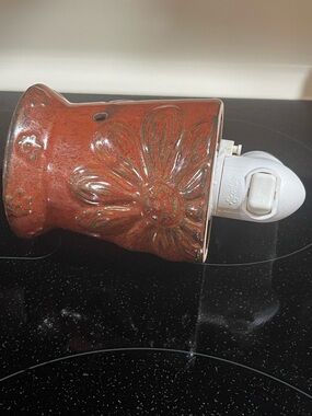 SCENTSY Boho Chic Terra Daisy Flowers Red/Brown Plug-In Wax Warmer With Bulb